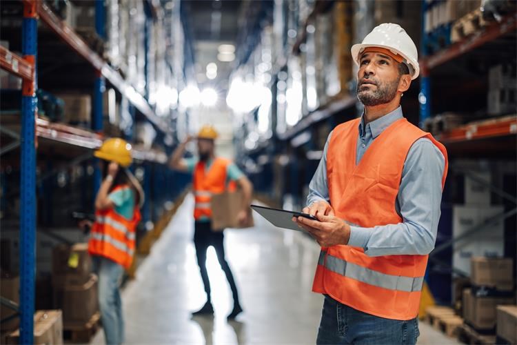 Slika /Slike za vijesti/A focused warehouse supervisor observes the inventory_2521064013.jpg
